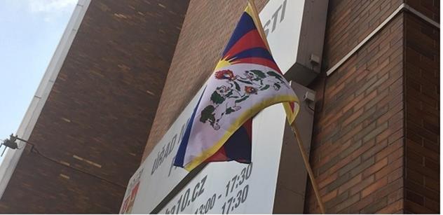 Na budově úřadu Prahy 10 dnes vlaje tibetská vlajka